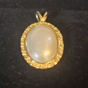 Elegant Oval Opalescent Cabochon Pendant – Gold-Tone Setting